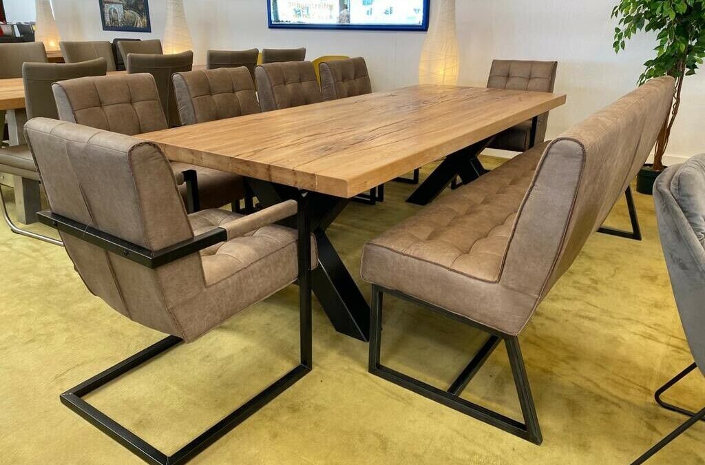 Moderne Tischgruppe inkl. Bank und Stühle